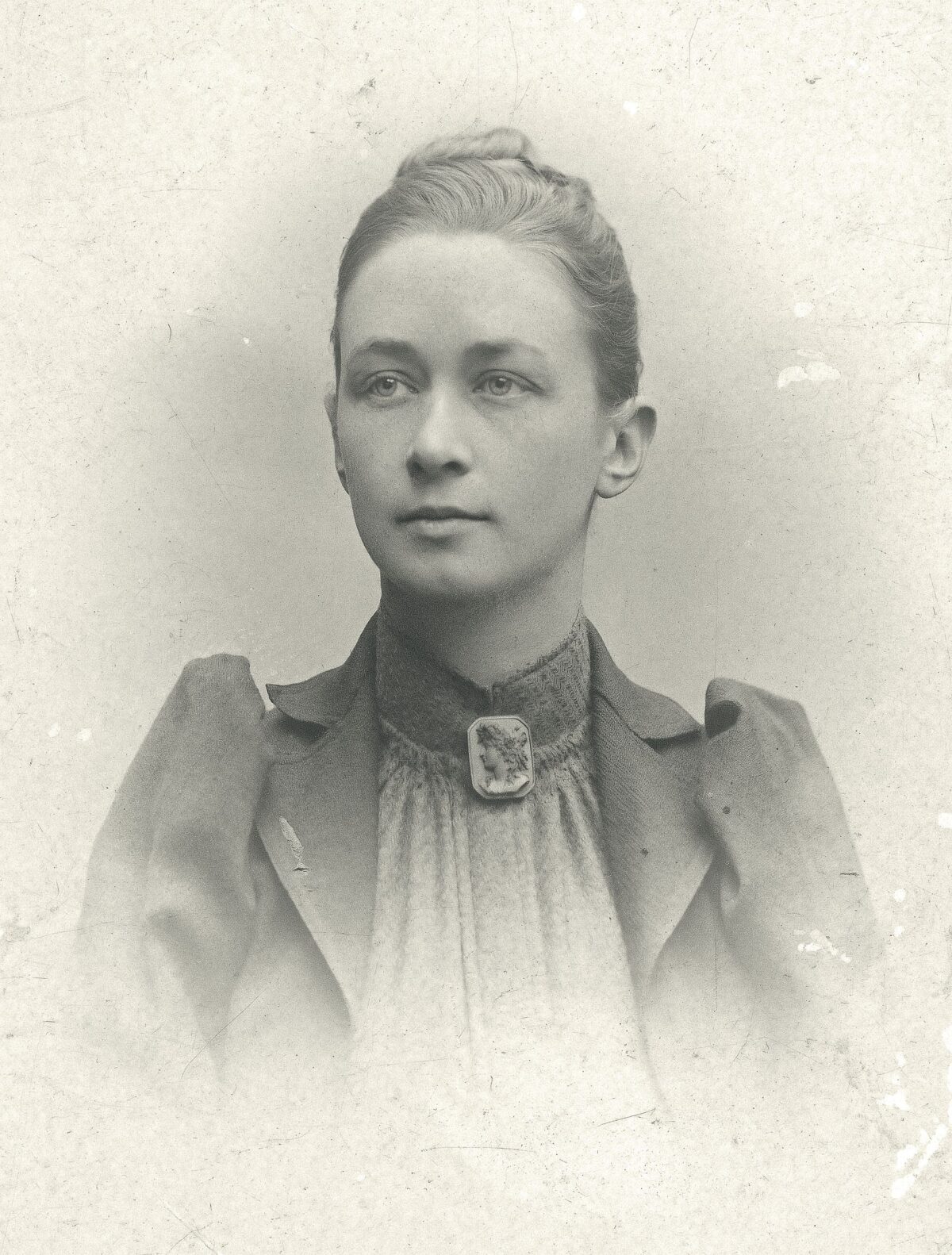 Hilma af Klint, portrait photograph published in 1901. CC Public WikiMedia - https://commons.wikimedia.org/wiki/File:Hilma_af_Klint,_portrait_photograph_published_in_1901.jpg