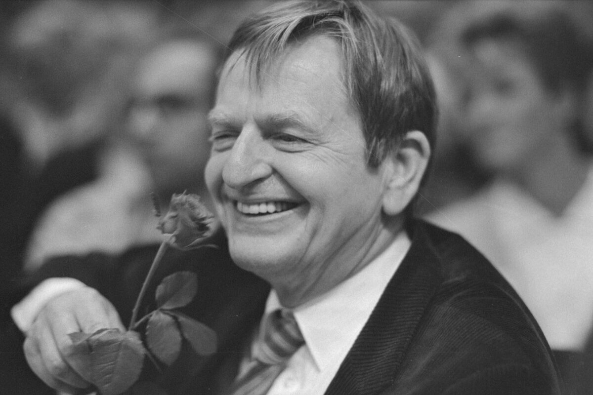 Olof Palme 1985 with a rose flower. CC Public Wikipmedia. Alvin Research platform.