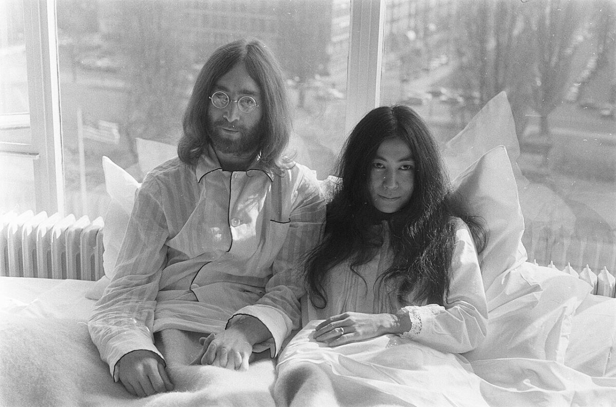 John Lennon and Yoko Ono in bed, Hilton Hotel, Amsterdam 25 mars 1969. Fotograaf : Koch, Eric / Anefo. Nationaal Archief, CC0 Creative Commons CC0 1.0 Universal Public Domain Dedication. https://commons.wikimedia.org/wiki/File:John_Lennon_en_zijn_echtgenote_Yoko_Ono_op_huwelijksreis_in_Amsterdam._John_Lenn,_Bestanddeelnr_922-2305.jpg